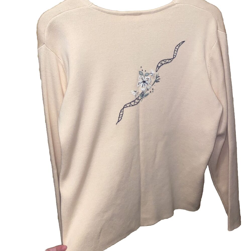 Vintage Koret Womens Cardigan Size Medium Pink Embroidered Floral Grandma V-Neck - Picture 4 of 10